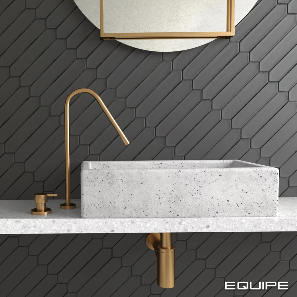baño accesorios y complementos metálicos para el baño tendencia tonos oscuros, combinación idónea. 